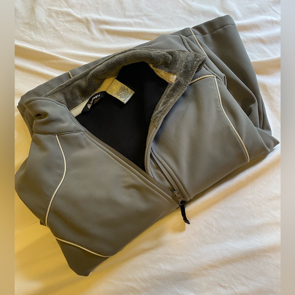 Woman’s zip up performance style coat size Med